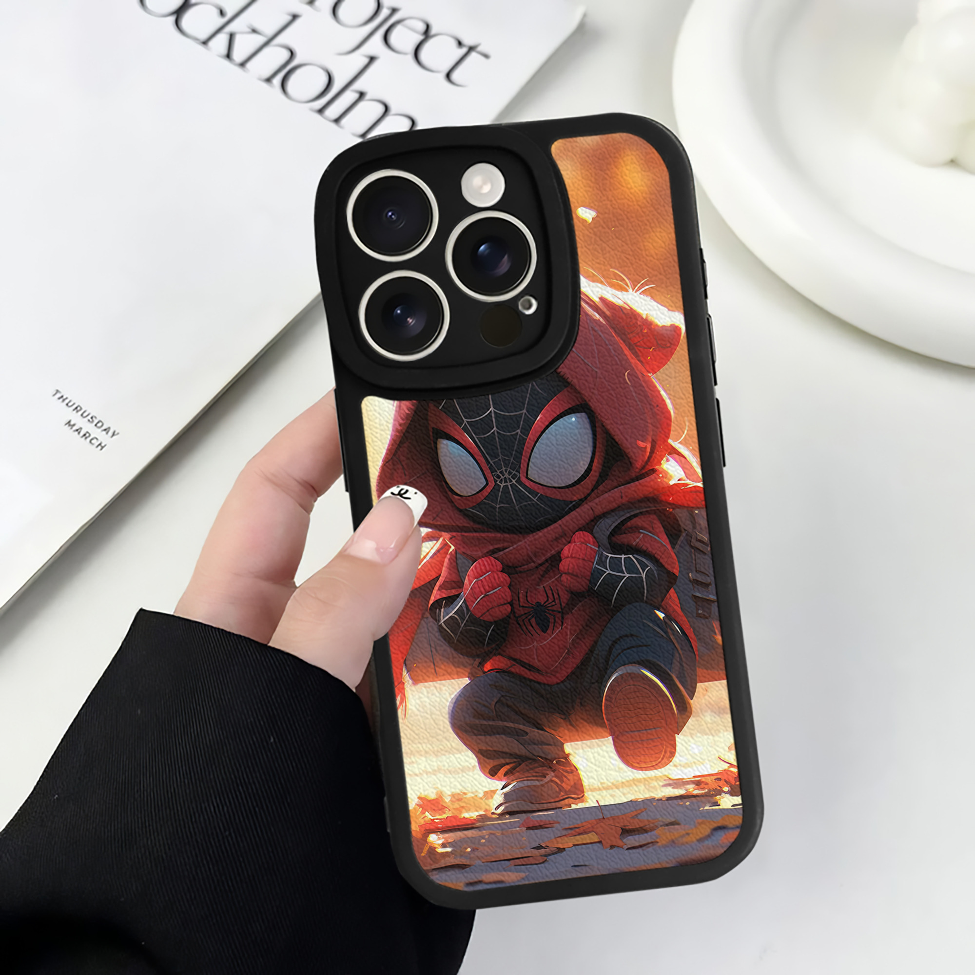 （画像用） Spider Man スパイダーマン 【iPhone 16シリーズ対応】シリコンスマホケース（レザー調） 材質：シリコン